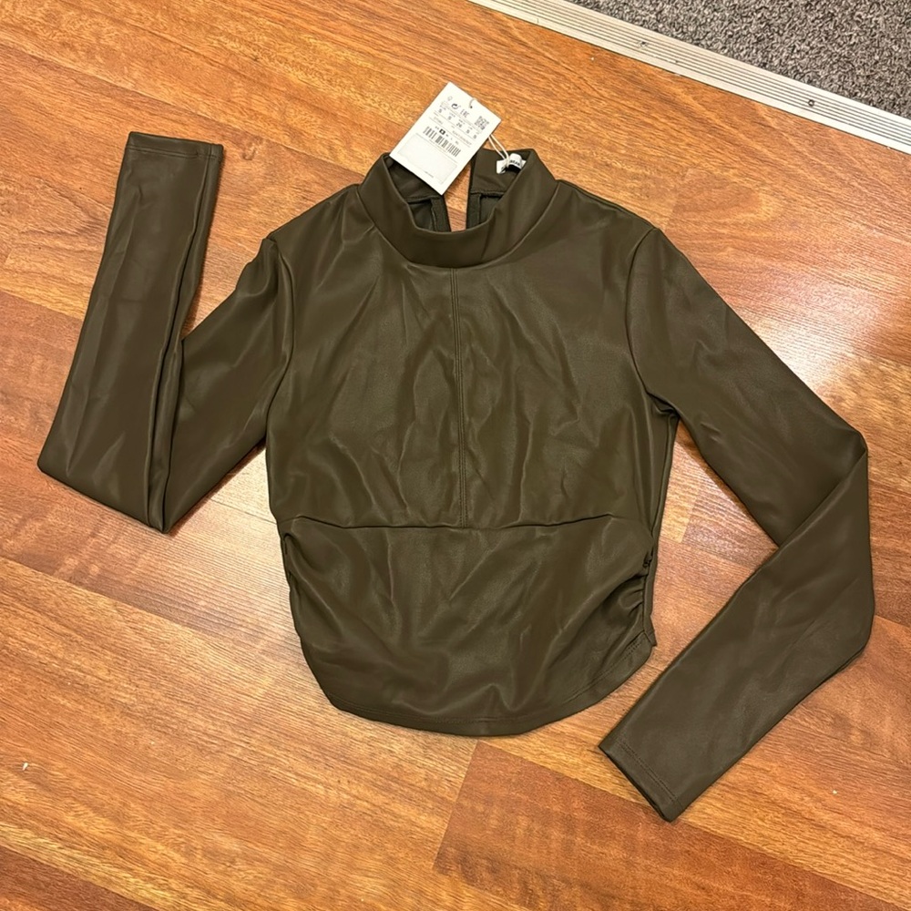 NWT Pull & Bear fitted faux leather hunter green longsleeve crop top